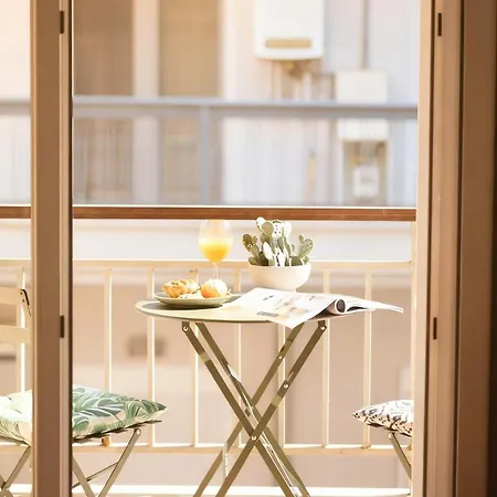 Spacious Modern With Balcony アパート