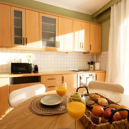 Spacious Modern With Balcony アパート テッサロニキ