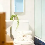 アパート Spacious Modern With Balcony